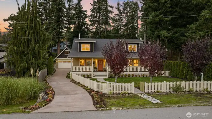 Close to parks, shops, restaurants, boating & all Camano Island has to offer!