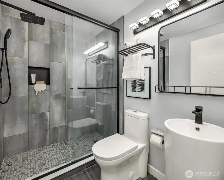 Main level bathroom shared between the den and 2 other bedrooms.