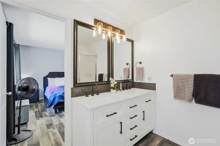Double vanity in primary en-suite!