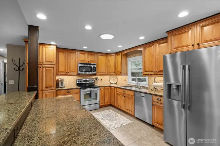 beautiful newer cabinets