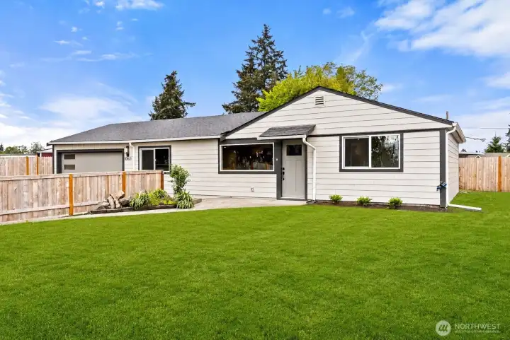 Grass on front is virtually staged.