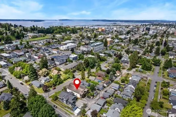 Close to Naval Station Everett and the Everett waterfront, shopping, dining, parks, and commuter routes are all within easy reach. Basically, the “oh good, that’s nearby” list is super strong!
