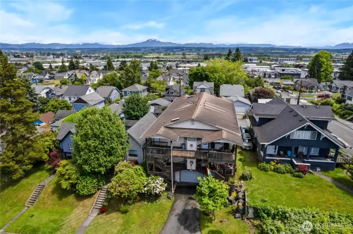 Tucked among classic homes and mature greenery, your new home has a comfortable neighborhood feel that’s easy to appreciate.