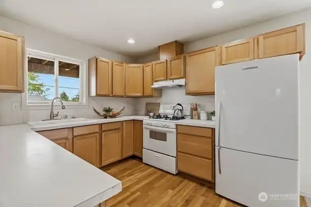 Crisp, bright, and ready for real life, with a new range hood and a layout that makes everyday kitchen life simple.
