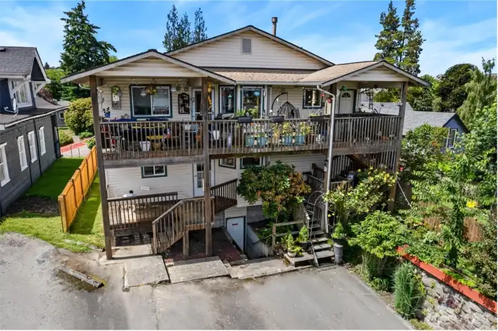 Home sweet home. Move-in ready, affordable and wonderfully practical, it's tucked into this awesome 4-unit building that stands out in all the right ways.