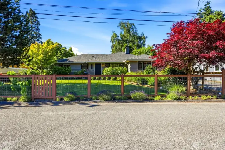 Beautifully updated Ralph Anderson-designed rambler in desirable Broadview