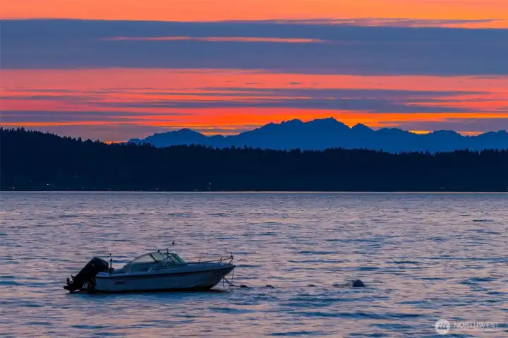 Here, you feel completely immersed in the dramatic Pacific Northwest scenery. Puget Sound, the Olympic Range, and the islands beyond create a stunning natural backdrop for the home and its surrounding grounds.
