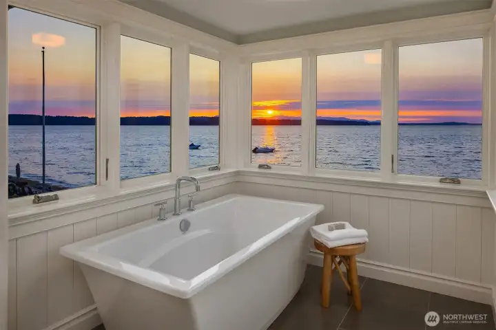 In this sky-high soaking tub, you won't just bathe—you will float between sea, mountains, and endless sky.