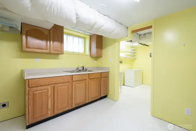 Basement kitchen has 220 power for range