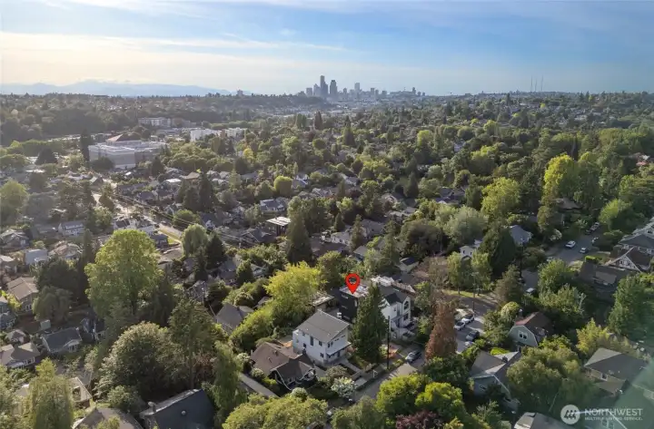 Less than 15 minutes to DT Seattle.