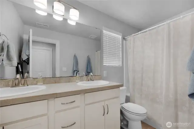 Upper level full barhroom