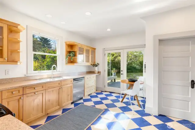 Eat-in light-filled kitchen.