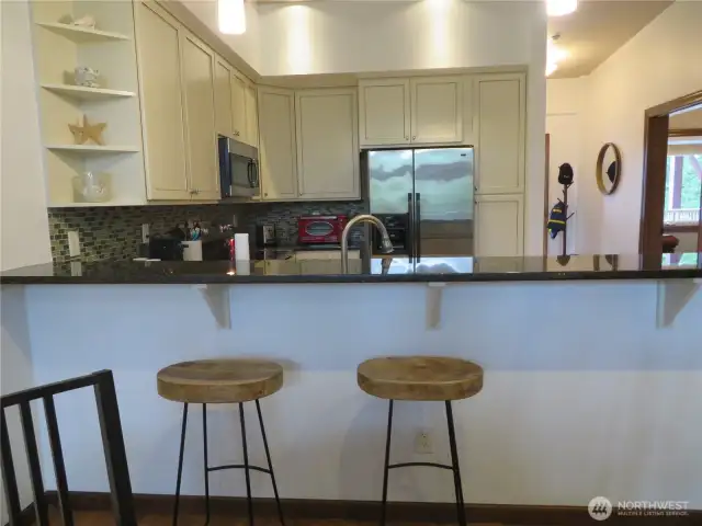 Ktichen eating bar counter and area could accommodate 4 barstools.