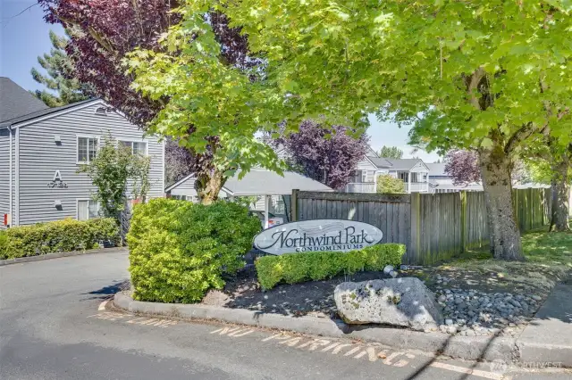 Northwind Park -close to shopping, dining, library, community/senior center & minutes from light rail!
