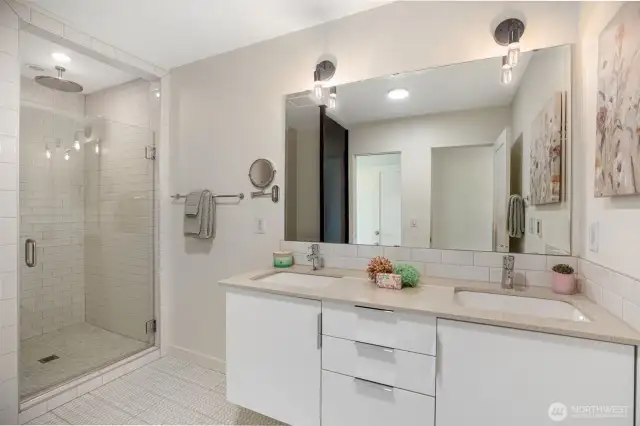 Primary en suite.
