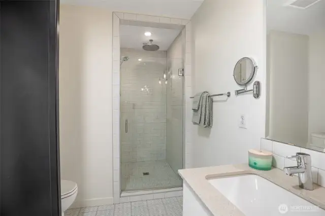 Primary en suite.