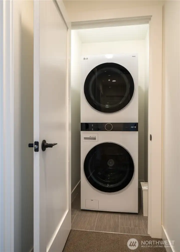 Laundry Closet: LG® W&D column.