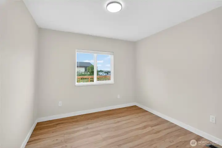 2nd bedroom (with closets)