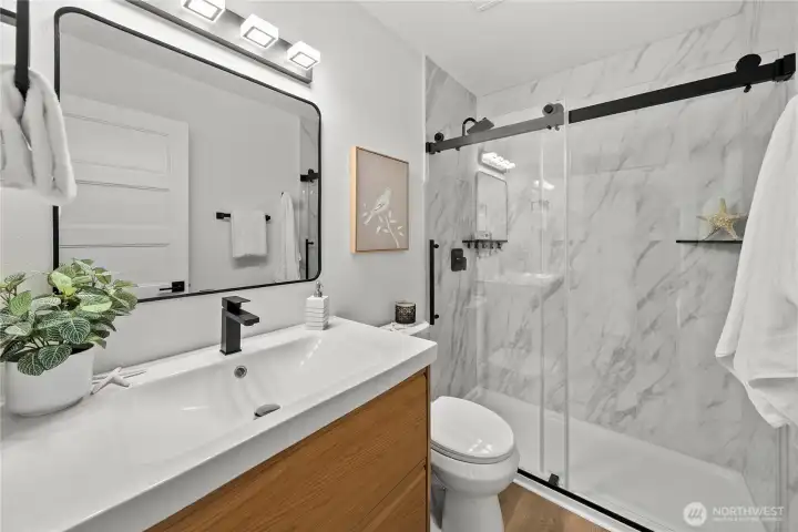 Luxurious Updated Bathroom Suite