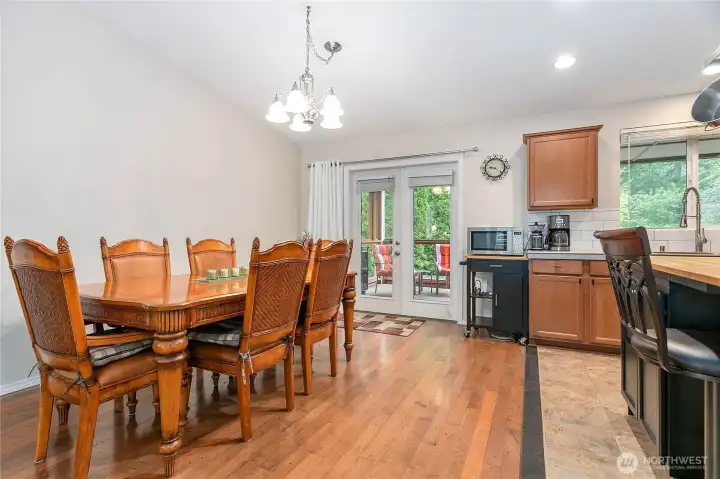Dining area can accommodate a large dining table