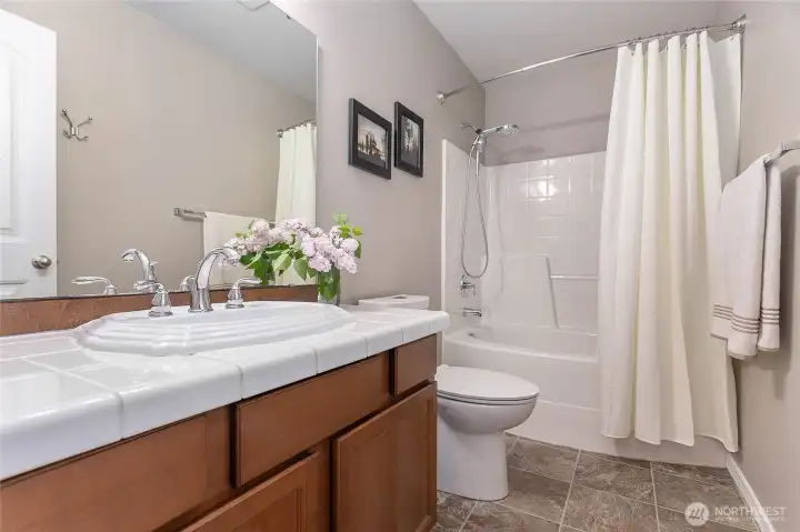 Bright and sparkling main full bathroom