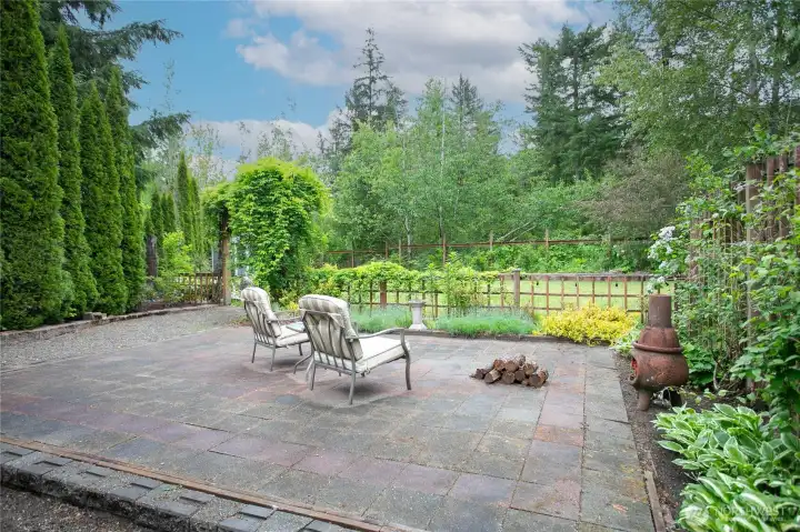 Another gathering place... surrounded by mature landscaping.