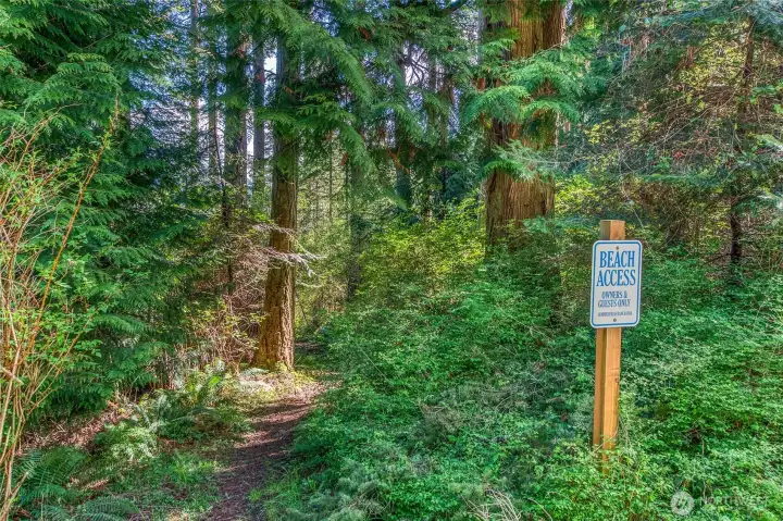 Entrance to community beach path on Ridgedale Road