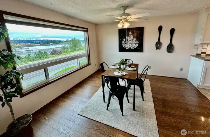 Formal dining with hardwood floors and spectacular views! Formal dining with hardwood floors and spectacular views!