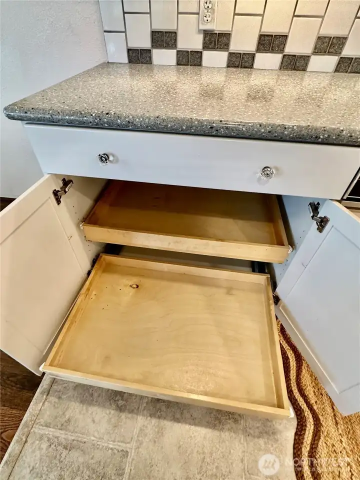 Cabinets with pull-outs. Cabinets with pull-outs.