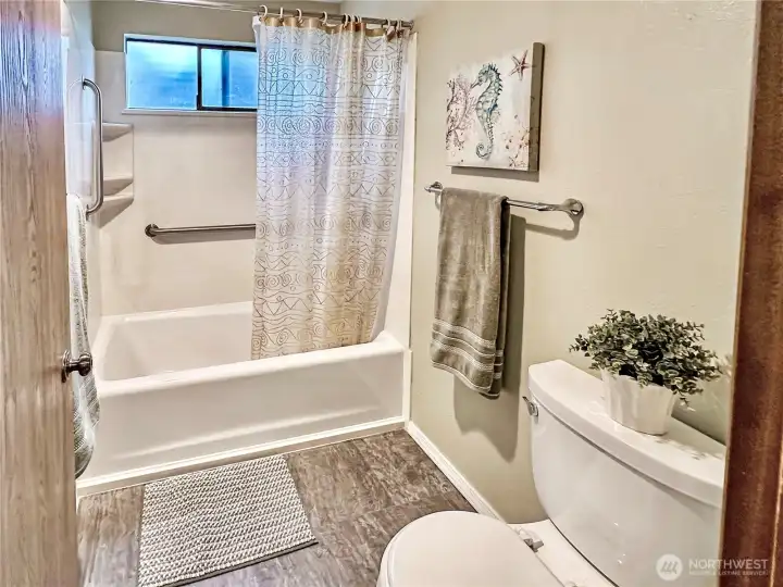 Another view of the full bath which is just off the hall and conveniently located next to the guest bedrooms. Another view of the full bath which is just off the hall and conveniently located next to the guest bedrooms.