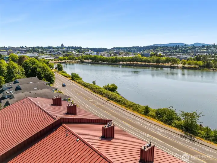 Centrally located minutes from Farmer's Market, shopping and I-5 access. Centrally located minutes from Farmer's Market, shopping and I-5 access.