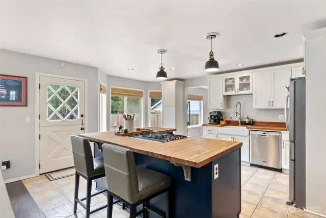 Kitchen with great island and window seat