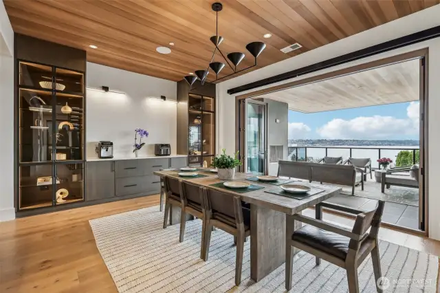 Dinning flaws effortlessly between indoor & outdoor spaces.