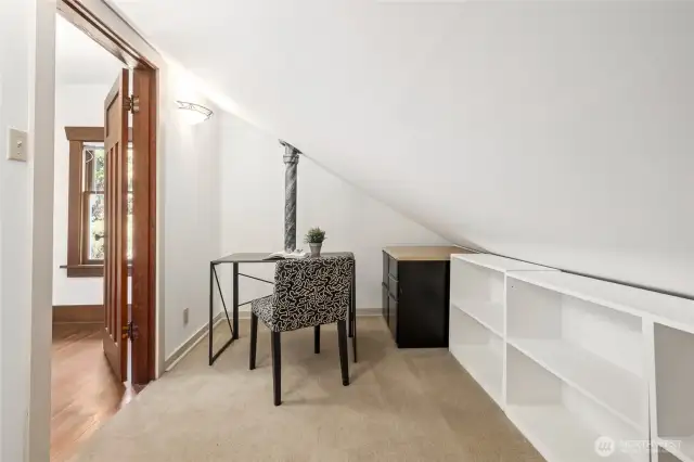 Small office or creative nook