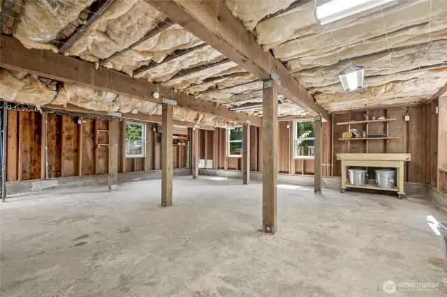 950+ sq ft of full-height under-house shop  space—perfect for a workshop or extensive storage!