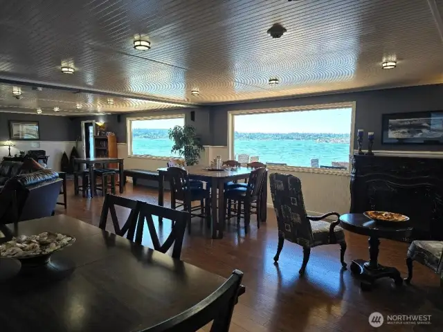 The tenants often have gathers, meetings or poker night in here.