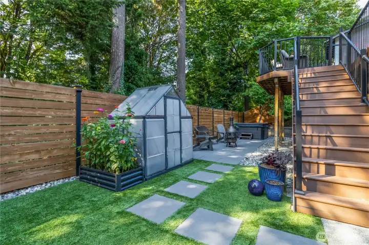 greenhouse and shed for stoorage and gardening