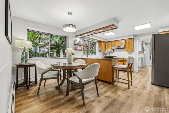 Kitchen w/ Eat In