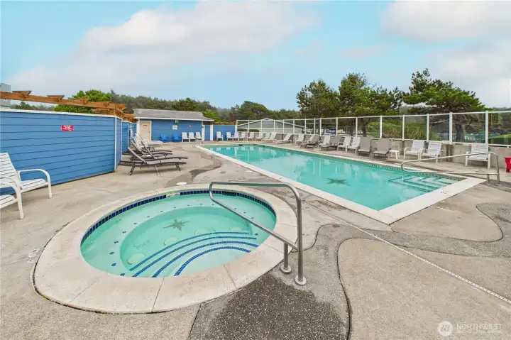 heated saltwater pool & hot tub