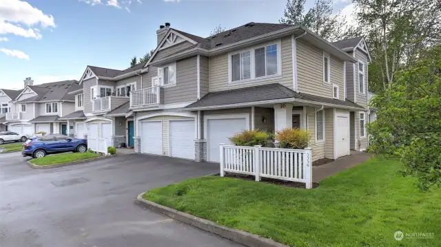 Welcome home to this charming end-unit situated in the West Bay community of The Lakes.