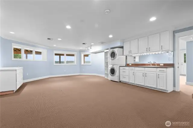 Explore the potential of this spacious extra  room, designed to enhance your living  experience. With its generous size, the room  can easily transform into a dedicated  workout space or a private living area,  depending on your needs.  Information Deemed Reliable But Cannot Be Guaranteed.  Lot Sizes and Square Footage Are Estimates.  04/24/