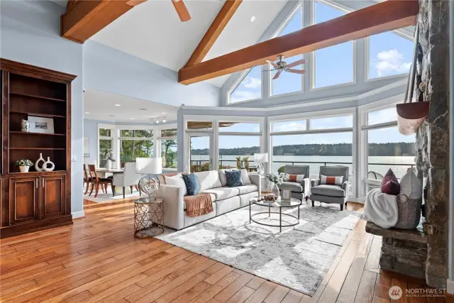 Expansive windows frame breathtaking  views of the sparkling water, seamlessly  blending indoor elegance with the natural  beauty outside. The architectural design  enhances the sense of space and light,  making this area perfect for both relaxation  and entertaining.