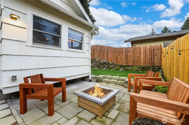 Private side yard paver patio