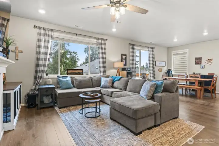 Great room with mountain views!!