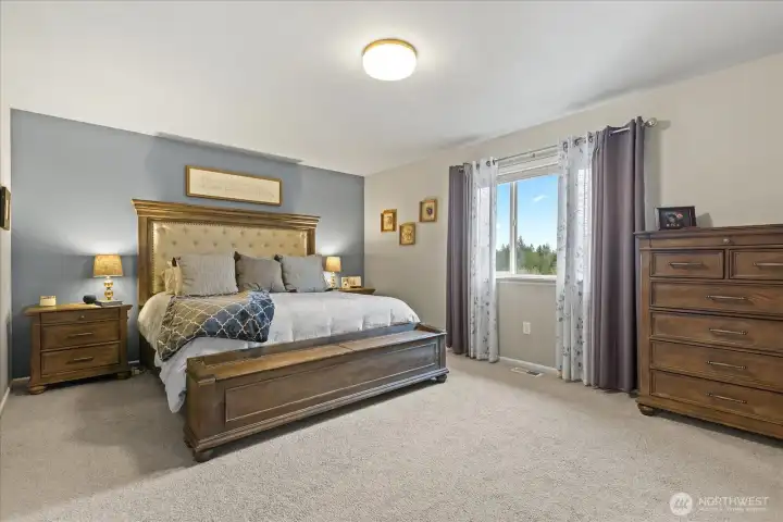 Spacious primary suite!