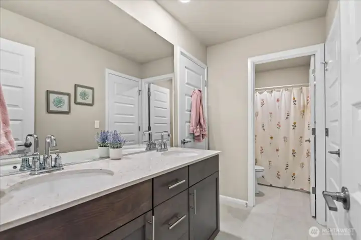 Jack & Jill bath between upstairs bedrooms.