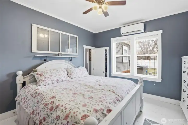 Large primary bed room next to the bathroom.