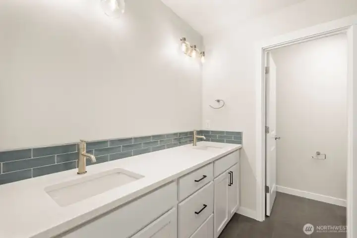 Photographs are for illustrative purposes only. Features, finishes, interior/exterior colors, landscaping and floorplan shown may vary from actual homes built