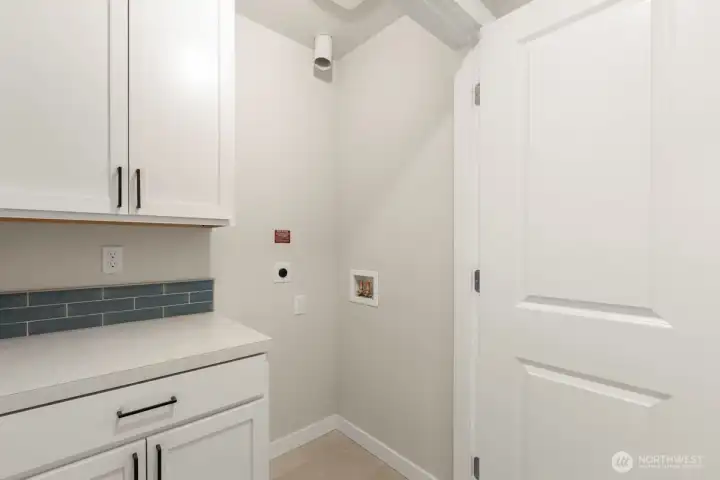 Photographs are for illustrative purposes only. Features, finishes, interior/exterior colors, landscaping and floorplan shown may vary from actual homes built