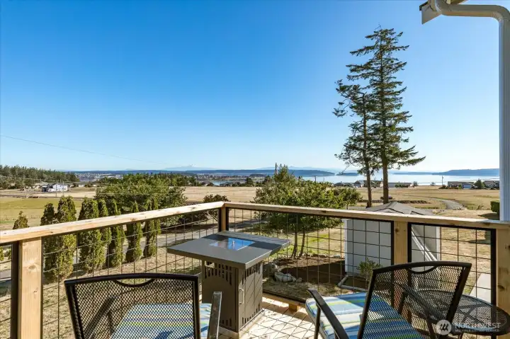 The Guest Cottage has its own deck with exceptional Sound, mountain and territorial views.